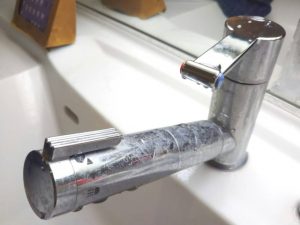白い水アカがついた蛇口