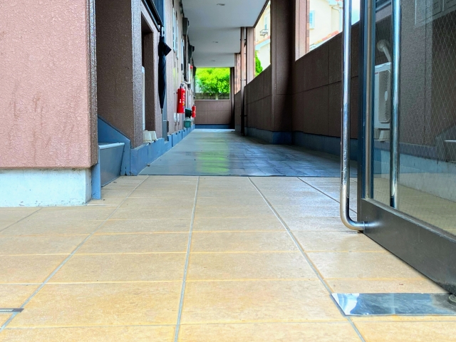 アパートのエントランス