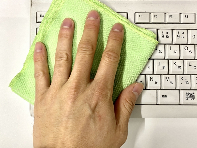マイクロファイバークロスでキーボードを拭く