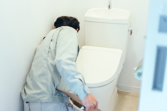 トイレのチェックをする作業員