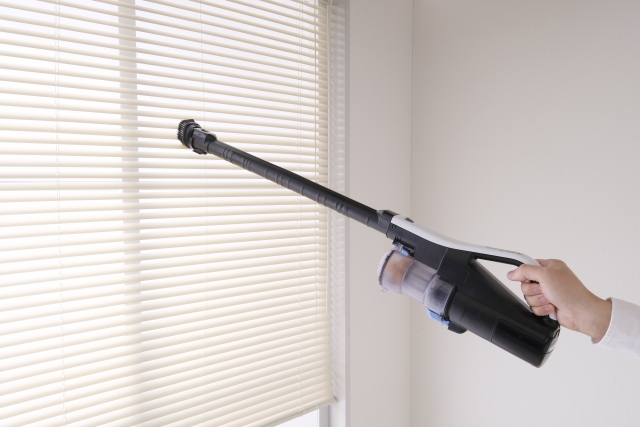 ハンディ掃除機でブラインドを掃除