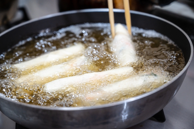 揚げ物の調理中