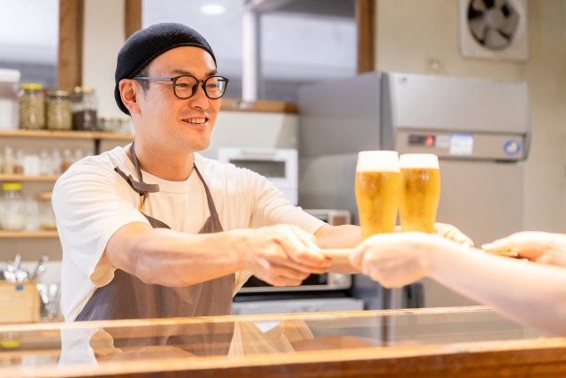 ビールを提供する店員