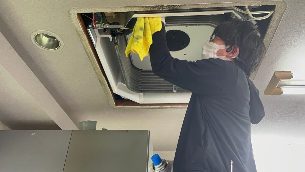 業務用4方向エアコンの清掃作業