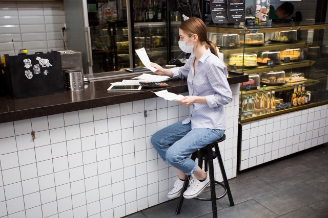 フィードバックを確認する女性店員