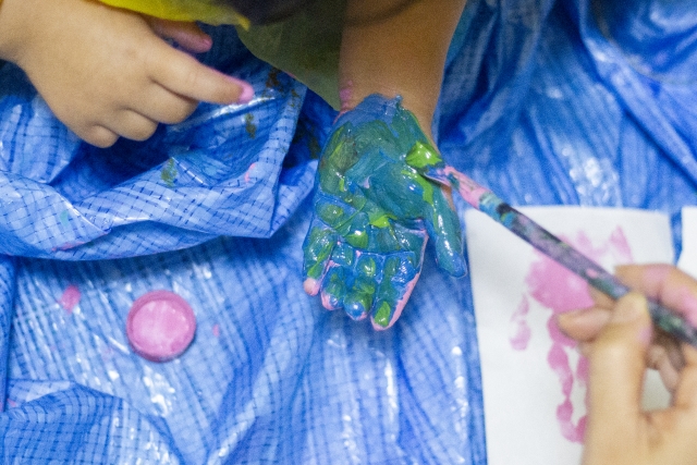 ブルーシートを敷いて絵具作業