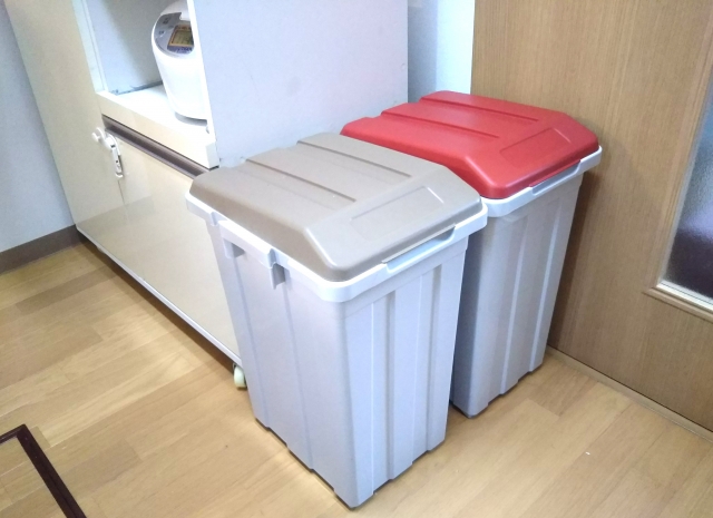 蓋が閉まったゴミ箱