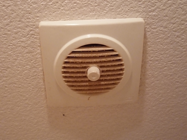ホコリのついた換気扇