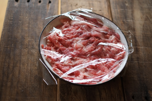 豚肉をラップ