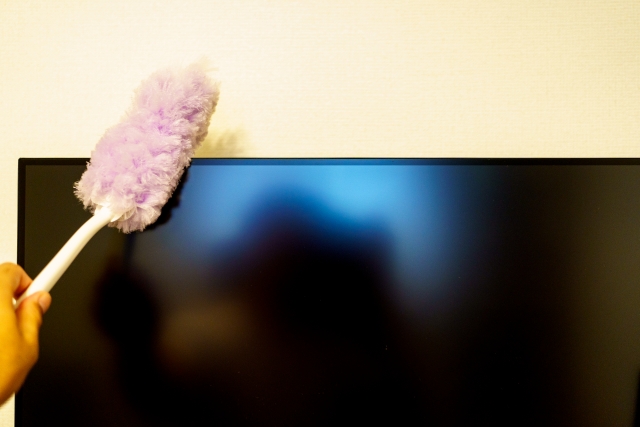 ハンディモップでテレビの側面を掃除する