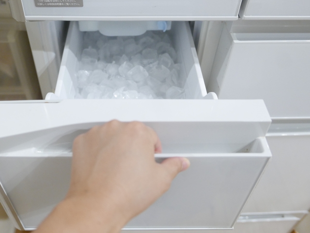 製氷機を開ける様子
