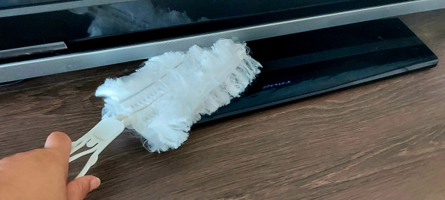 テレビの下にハンディモップ