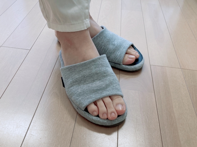 素足とスリッパ