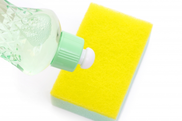 スポンジに中性洗剤をかける