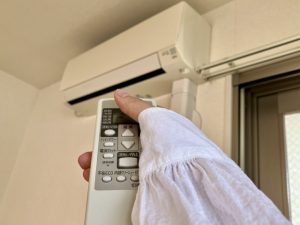 エアコンを操作する女性の手
