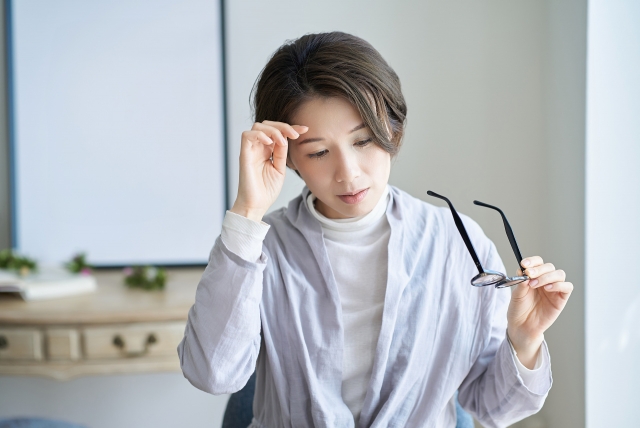 冷房で頭痛がする女性