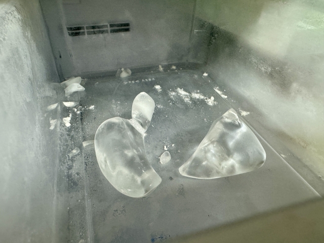 氷のない製氷機の内部
