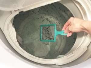 浮いた汚れをすくう
