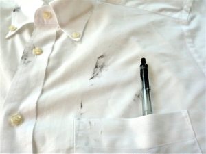 インクのついたシャツ