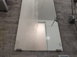 鏡の水分を拭く