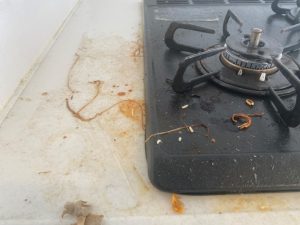 汚れたガスコンロ