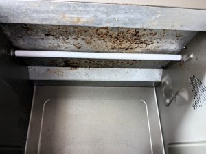 焦げた電子レンジ内
