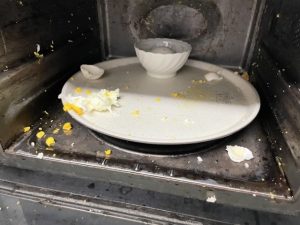 爆発した電子レンジ内の卵