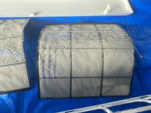 エアコンの汚れたフィルター