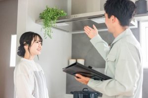 換気扇の見積を聞く女性