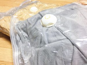 圧縮収納された冬服