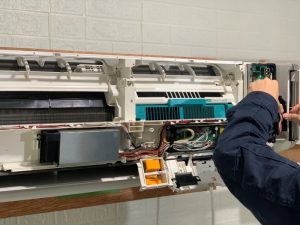 エアコンの分解作業