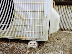 ボロボロの室外機 
