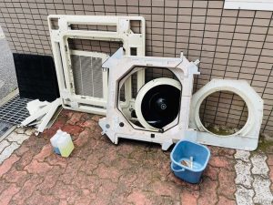 分解された天カセエアコンのパーツ
