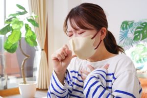 咳き込む女性