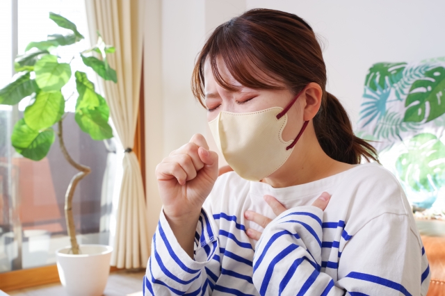 咳き込む女性