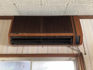 古い木製のエアコン
