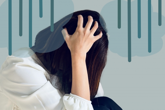 頭を抱える女性