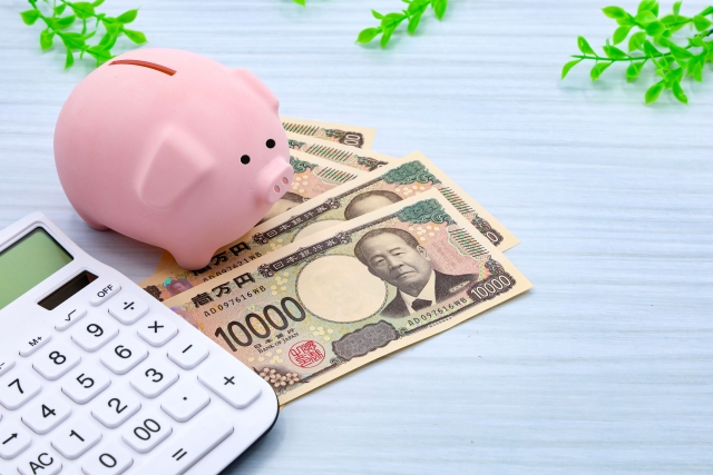 豚の貯金箱と1万円札と計算機