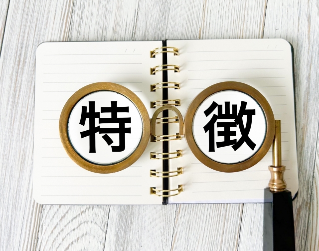 特徴の文字が書かれたノートと眼鏡