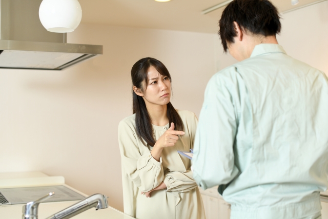 業者に怒る女性
