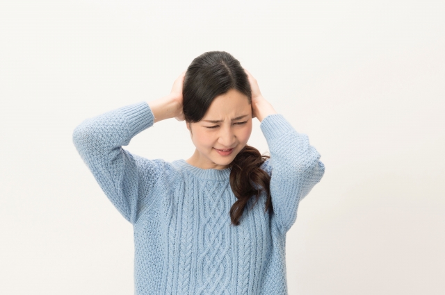 頭を抱える女性