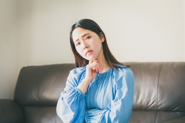 悩んでいる女性